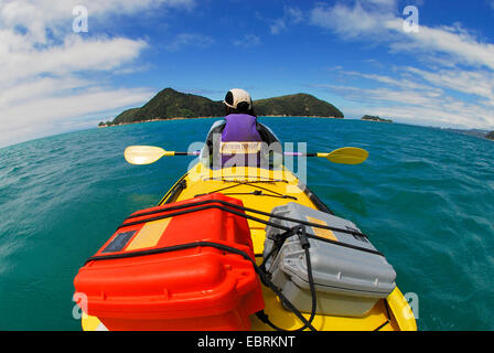 Kajak auf der Tasmansee, Neuseeland, Südinsel, Abel Tasman National Park Stockfoto