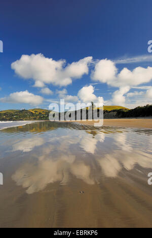 Wolken über dem Strand von Moeraki, Neuseeland, Südinsel Stockfoto