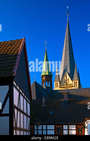 Fachwerkhäuser und Grundnahrungsmittel der Kirche Sankt Vincent in Menden, Deutschland, Nordrhein-Westfalen, Sauerland, Menden Stockfoto