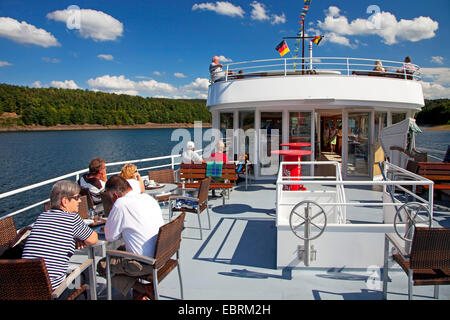 Touristen auf einem Passagierschiff Schiff auf See Bigge, Deutschland, Nordrhein-Westfalen, Sauerland Stockfoto