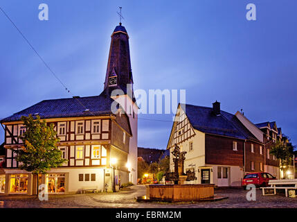 Altstadt von Bad Laasphe mit evangelischer Kirche in der Abenddämmerung, Bad Laasphe, Wittgenstein, Nordrhein-Westfalen, Deutschland Stockfoto