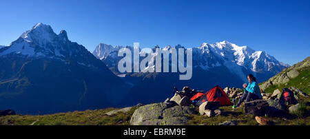 weibliche Berg Wanderer lagerten sich ein Zelt in den Alpen im Hintergrund, Haute-Savoie, Frankreich, Chamonix Mont-Blanc Stockfoto