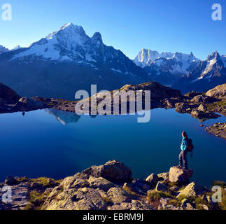 Berg-Wanderer am Lac Blanc vor Aiguille Verte, Frankreich, Haute-Savoie Chamonix Stockfoto