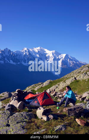 weibliche Berg Wanderer lagerten sich ein Zelt in den Alpen im Hintergrund, Haute-Savoie, Frankreich, Chamonix Mont-Blanc Stockfoto