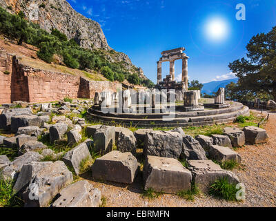 Die Tholos im Heiligtum der Athena Pronoiat Delphi ist eine Murmel Rundbau, die zwischen 380 und 360 v. Chr. gebaut wurde Stockfoto