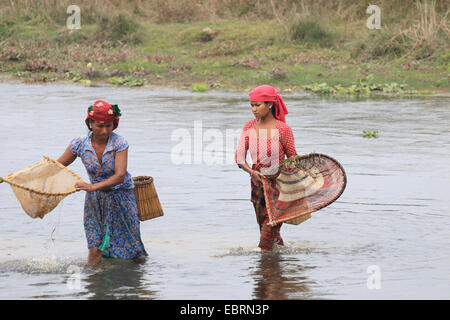 zwei Frauen in Angeln im Rapti Fluss, Nepal, Terai, Chitwan National Park Stockfoto