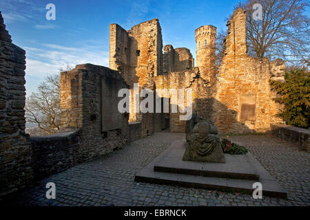 Burgruine Hohensyburg mit Kriegerdenkmal und Vincketurm auf Hohensyburg, Deutschland, Nordrhein-Westfalen, Ruhrgebiet, Dortmund Stockfoto