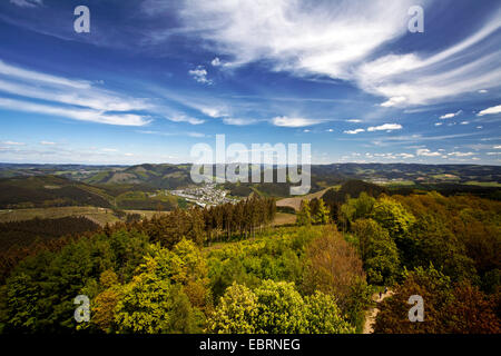 Blick von Thelook-Out Hohe Bracht am weit entfernten Stadtteil Altenhundem, Deutschland, Nordrhein-Westfalen, Sauerland, Lennestadt-Bilstein Stockfoto