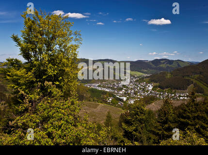 Blick von Thelook-Out Hohe Bracht am weit entfernten Stadtteil Altenhundem, Deutschland, Nordrhein-Westfalen, Sauerland, Lennestadt-Bilstein Stockfoto