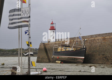 alte Schiff am Leuchtturm von Erquy bei Ebbe, Frankreich, Bretagne, Erquy Stockfoto