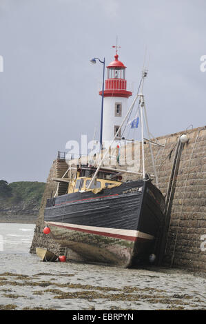 alte Schiff am Leuchtturm von Erquy bei Ebbe, Frankreich, Bretagne, Erquy Stockfoto