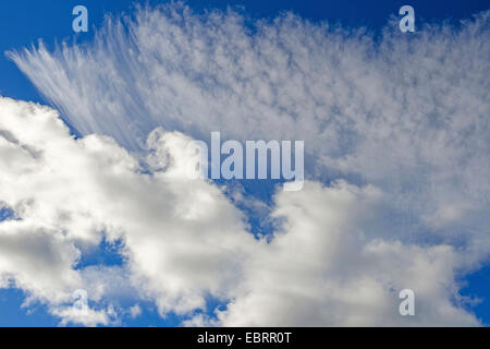 Cirrus und Cumulus Wolken, Schweden, Gotland Stockfoto