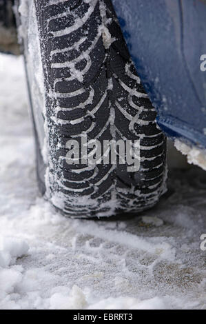 Winterreifen an Einem PKW, Schnee Reifen am Auto, Deutschland Stockfoto