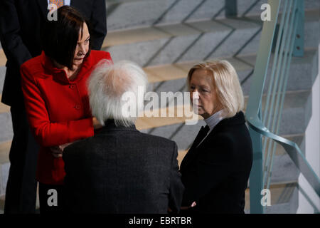 Berlin, Deutschland. 4. Dezember 2014. Angela Merkel begrüßt Wissenschaftler aus verschiedenen Ländern, die sich entschieden haben, in Deutschland auf die Skylobby im deutschen Bundeskanzleramt, am 4. Dezember 2014 in Berlin, Deutschland forschen. / Foto: (R) Johanna Wanka (CDU), Minister für Bildung. Bildnachweis: Reynaldo Chaib Paganelli/Alamy Live-Nachrichten Stockfoto