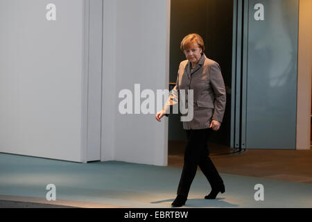 Berlin, Deutschland. 4. Dezember 2014. Angela Merkel begrüßt Wissenschaftler aus verschiedenen Ländern, die sich entschieden haben, in Deutschland auf die Skylobby im deutschen Bundeskanzleramt, am 4. Dezember 2014 in Berlin, Deutschland forschen. /: Bundeskanzlerin Angela Merkel Bildnachweis: Reynaldo Chaib Paganelli/Alamy Live-Nachrichten Stockfoto