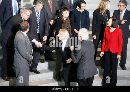 Berlin, Deutschland. 4. Dezember 2014. Angela Merkel begrüßt Wissenschaftler aus verschiedenen Ländern, die sich entschieden haben, in Deutschland auf die Skylobby im deutschen Bundeskanzleramt, am 4. Dezember 2014 in Berlin, Deutschland forschen. / Foto: (c) Johanna Wanka (CDU), Minister für Bildung. Bildnachweis: Reynaldo Chaib Paganelli/Alamy Live-Nachrichten Stockfoto