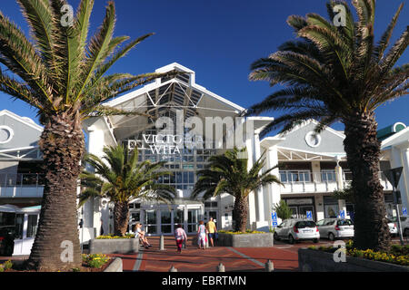 Eine moderne Shopping-Malleingang, umrahmt von Palmen. Stockfoto