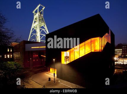 beleuchtete Deutsche Bergbau-Museum mit "Black Diamond" in der Dämmerung, Bochum, Ruhrgebiet, Nordrhein-Westfalen, Deutschland Stockfoto