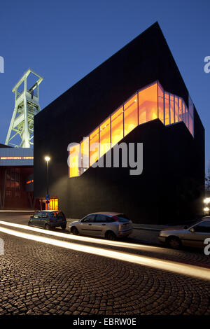 beleuchtete Deutsche Bergbau-Museum mit "Black Diamond" in der Dämmerung, Bochum, Ruhrgebiet, Nordrhein-Westfalen, Deutschland Stockfoto