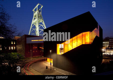 beleuchtete Deutsche Bergbau-Museum mit "Black Diamond" in der Dämmerung, Bochum, Ruhrgebiet, Nordrhein-Westfalen, Deutschland Stockfoto