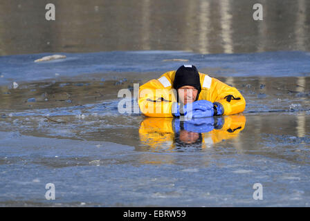 Firefighers üben Rettung auf zugefrorenen See, Deutschland Stockfoto