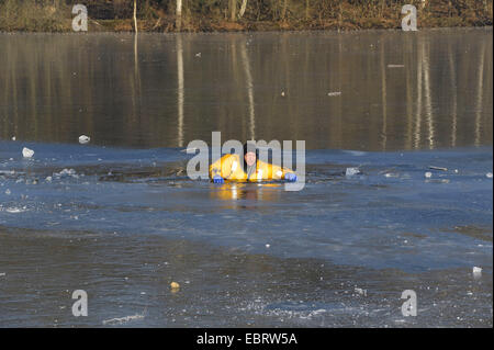 Firefighers üben Rettung auf zugefrorenen See, Deutschland Stockfoto