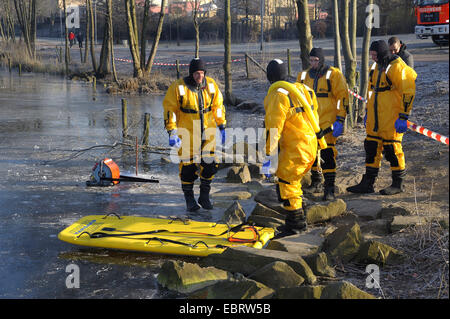 Firefighers üben Rettung auf zugefrorenen See, Deutschland Stockfoto