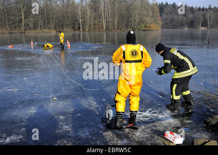 Firefighers üben Rettung auf zugefrorenen See, Deutschland Stockfoto