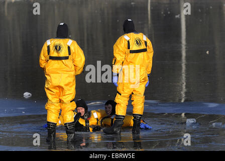 Firefighers üben Rettung auf zugefrorenen See, Deutschland Stockfoto