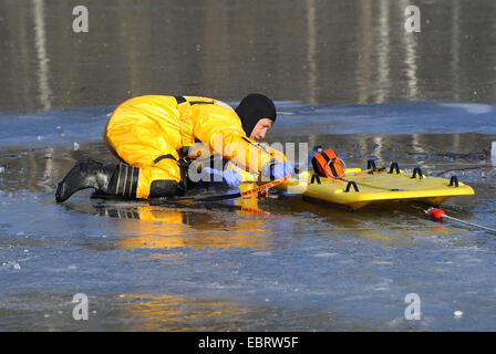 Firefighers üben Rettung auf zugefrorenen See, Deutschland Stockfoto