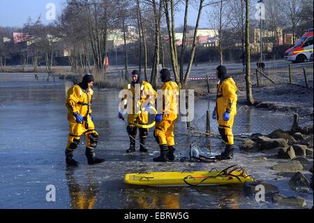 Firefighers üben Rettung auf zugefrorenen See, Deutschland Stockfoto