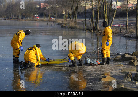 Firefighers üben Rettung auf zugefrorenen See, Deutschland Stockfoto