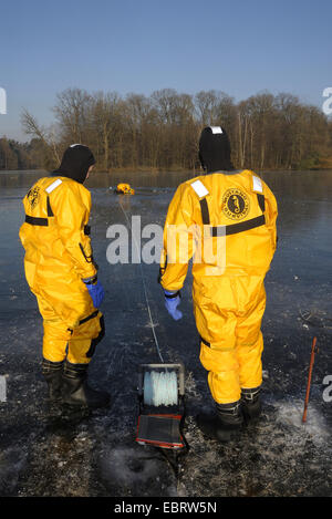 Firefighers üben Rettung auf zugefrorenen See, Deutschland Stockfoto