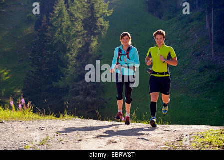 junges Paar auf einem Bergpfad, Frankreich, Savoie Stockfoto