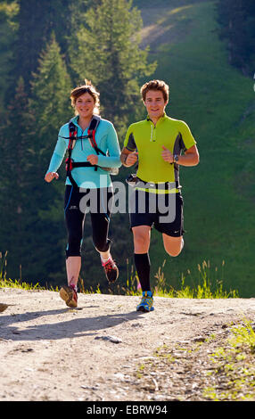 junges Paar auf einem Bergpfad, Frankreich, Savoie Stockfoto