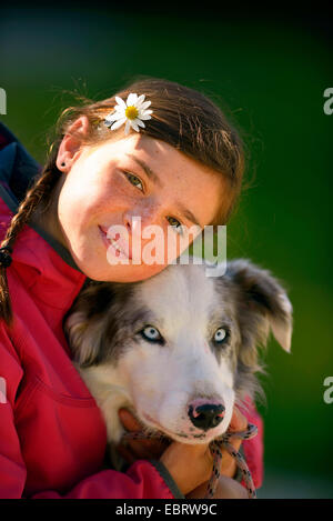 11 Jahre altes Mädchen mit einem Hund Stockfoto