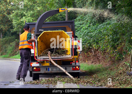 Holz Schredder Straßenrändern, Deutschland Stockfoto