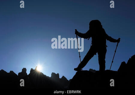 Wanderer, die gerade die Sinrise in den Alpen, Frankreich, Savoyen, Hautes-Alpes, Briancon Valloire Stockfoto