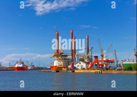 Bau-Schiff für Offshore-Windparks im Hafen, Deutschland, Bremerhaven Stockfoto