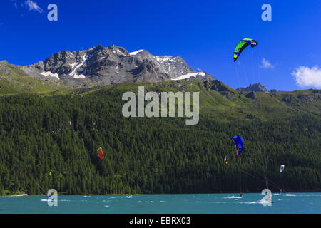 Kitesurfer am Silvaplanersee am Piz Corvatsch, Schweiz, Graubünden, Engadin Stockfoto