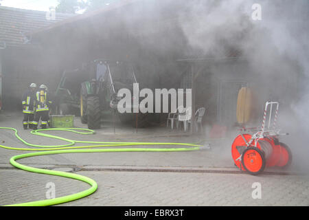 Feuerwehr-Übung auf einem Bauernhof, Deutschland Stockfoto