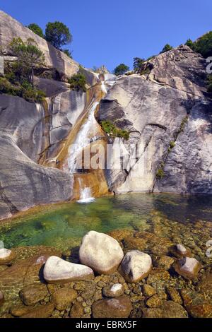 Wasserfall in die Schlucht des Purcaraccia im Bavella-Gebirge, Frankreich, Korsika, Bavella, Zonza Porto Vecchio Stockfoto