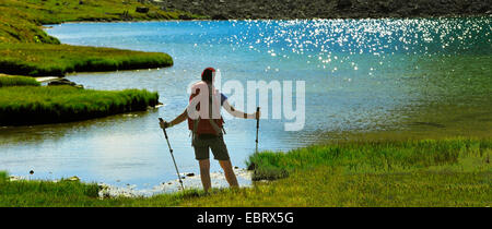 Wanderer-Frau in das Massiv des Cerces am Lac du Frand Verbot, Frankreich, Savoyen, Hautes-Alpes, Briancon Valloire Stockfoto