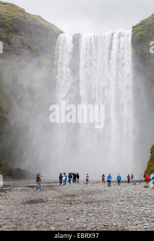 Skógafoss ist ein Wasserfall befindet sich am Fluss Skógá im Süden von Island an den Klippen der ehemaligen Küstenlinie. Stockfoto