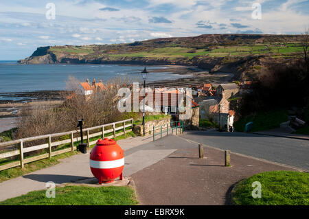 Ein Blick auf Robin Hoods Bay in den North York Moors National Park, von den nördlichen Klippen Ravenscar blickt. Mai. Stockfoto