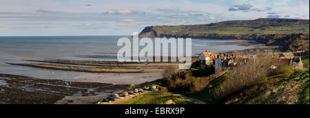 Ein Blick auf Robin Hoods Bay in den North York Moors National Park, von den nördlichen Klippen Ravenscar blickt. Mai. Stockfoto