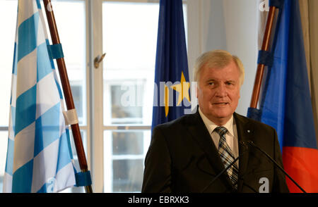 Bayerns Ministerpräsident Horst Seehofer (Bild) trifft tschechische Premierminister Bohuslav Sobotka während der Öffnungszeiten Bayerns Vertretung im Chotkovsky Palast in Prag, Tschechische Republik, 4. Dezember 2014. (CTK Foto/Michal Krumphanzl) Stockfoto