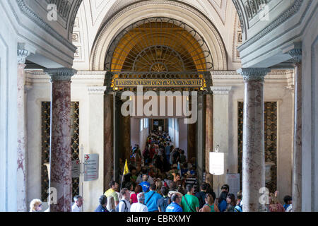 Vatikanstadt: Scharen von Besuchern in den Vatikanischen Museen. Foto vom 4. September 2014. Stockfoto