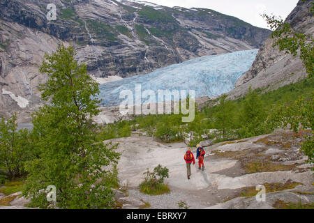 zwei Kinder wandern zum Nigardsbreen Gletscher Arm, Norwegen, Jostedalsbreen Nationalpark Stockfoto