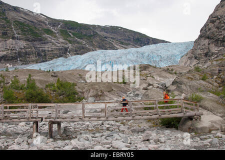 zwei Kinder wandern zum Nigardsbreen Gletscher Arm, Norwegen, Jostedalsbreen Nationalpark Stockfoto